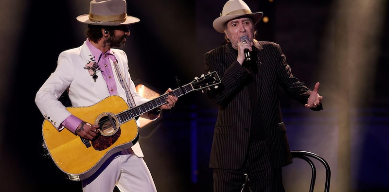 Joaquín Sabina y Leiva cantando juntos en un concierto.