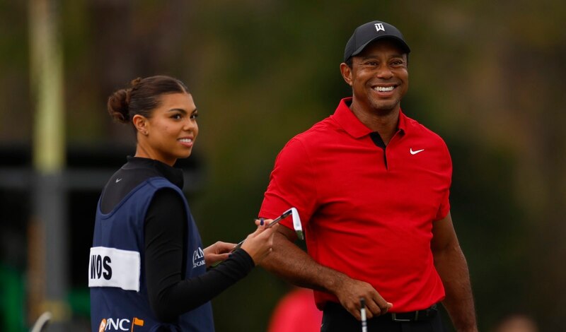 Tiger Woods y su caddie celebran el Masters de Augusta 2019