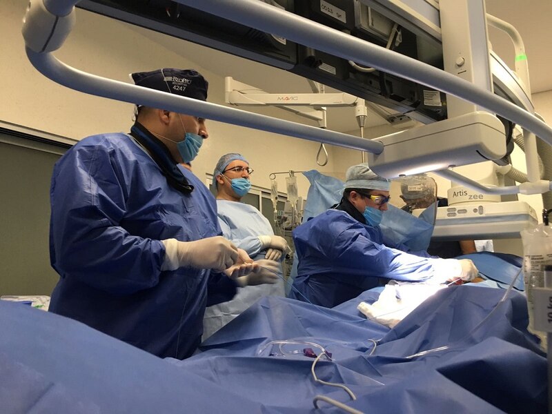 Cirujanos realizan una intervención quirúrgica a corazón abierto