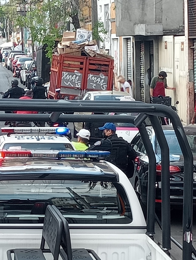 Policía detiene a camión de carga con mercancía robada