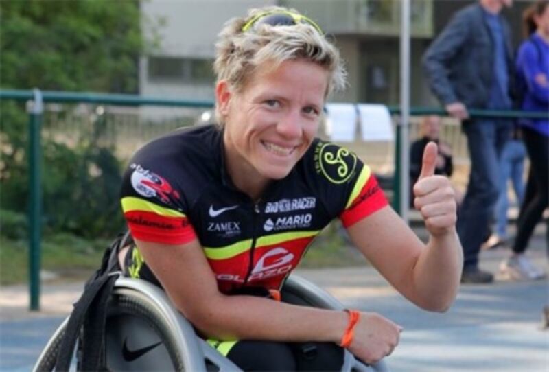 La ciclista paralímpica española, Gema Hassen-Bey, celebra su victoria en la carrera.