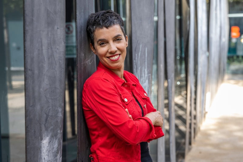 Mujer sonriente con chaqueta roja