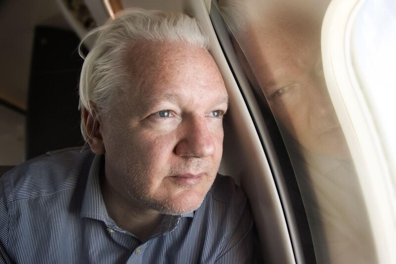 Julian Assange, el fundador de WikiLeaks, mirando por la ventana de un avión.