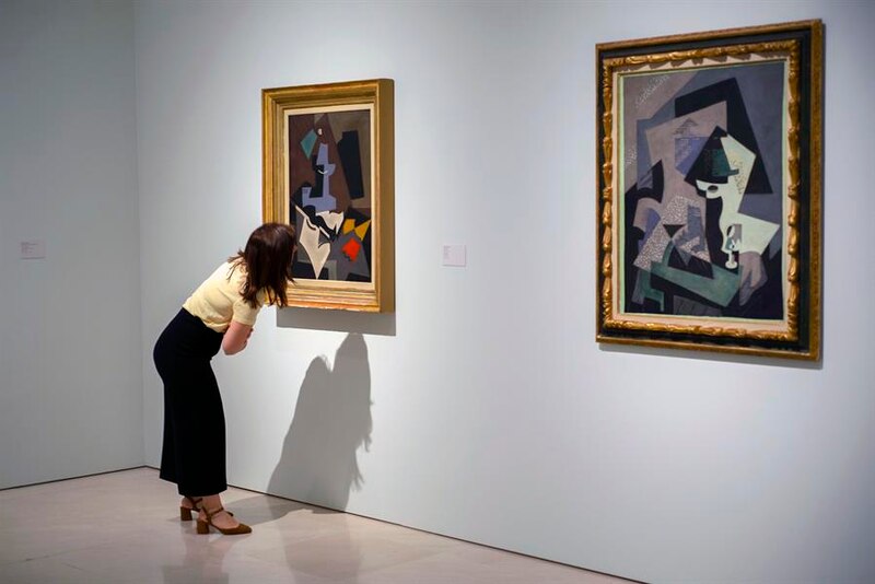 Mujer mirando un cuadro de Juan Gris