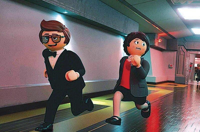 Dos personajes animados corriendo por un pasillo.
