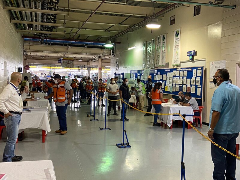 Trabajadores de una fábrica en huelga