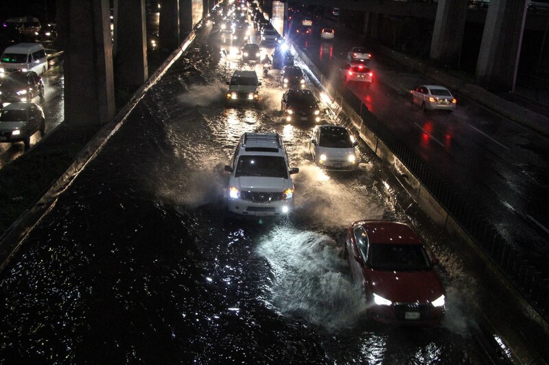 Fuertes lluvias ocasionan inundaciones en  carriles centrales de Periférico Norte.