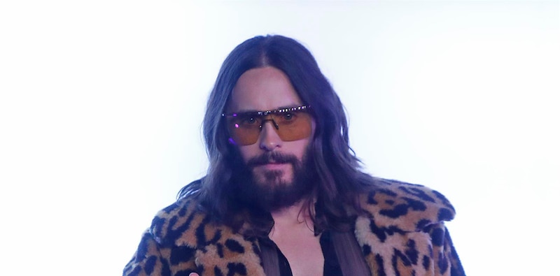 Joaquin Phoenix con gafas de sol amarillas y abrigo de leopardo