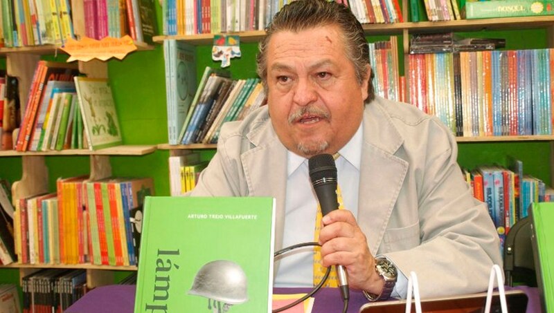 El escritor Arturo Trigueros lee un poema en una librería
