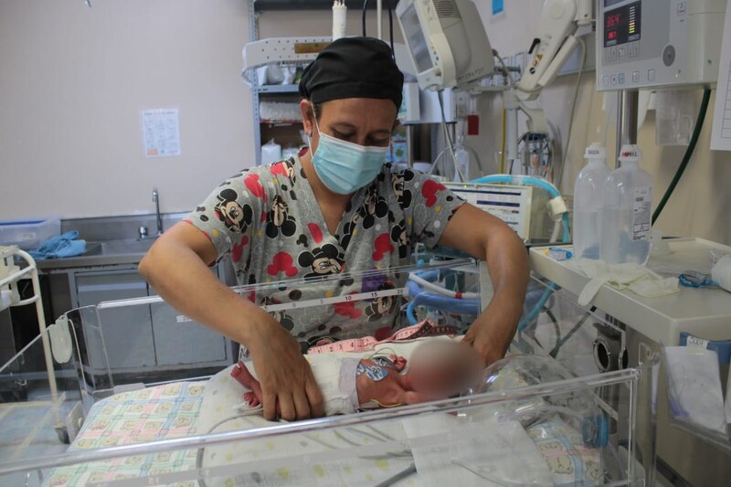 Bebé prematuro en la incubadora