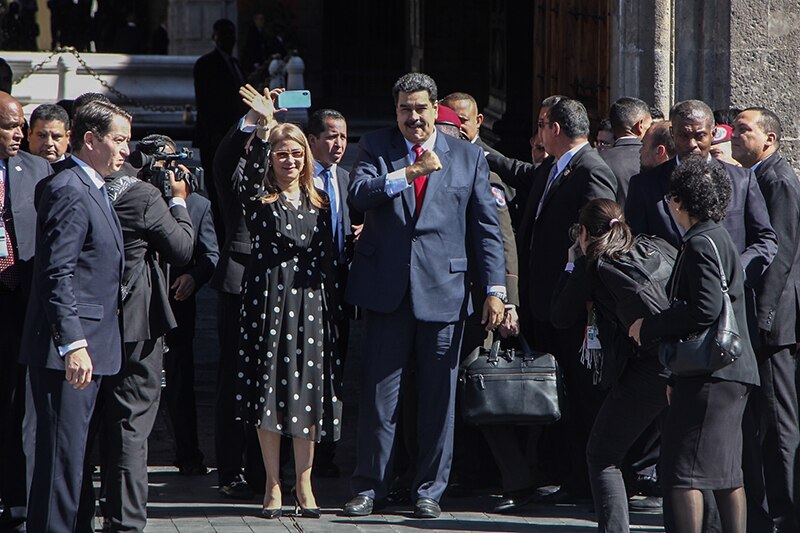 El presidente Nicolás Maduro saluda a sus seguidores.
