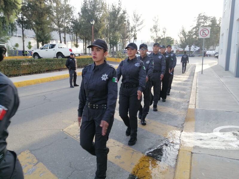 Policías mujeres marchando en una calle