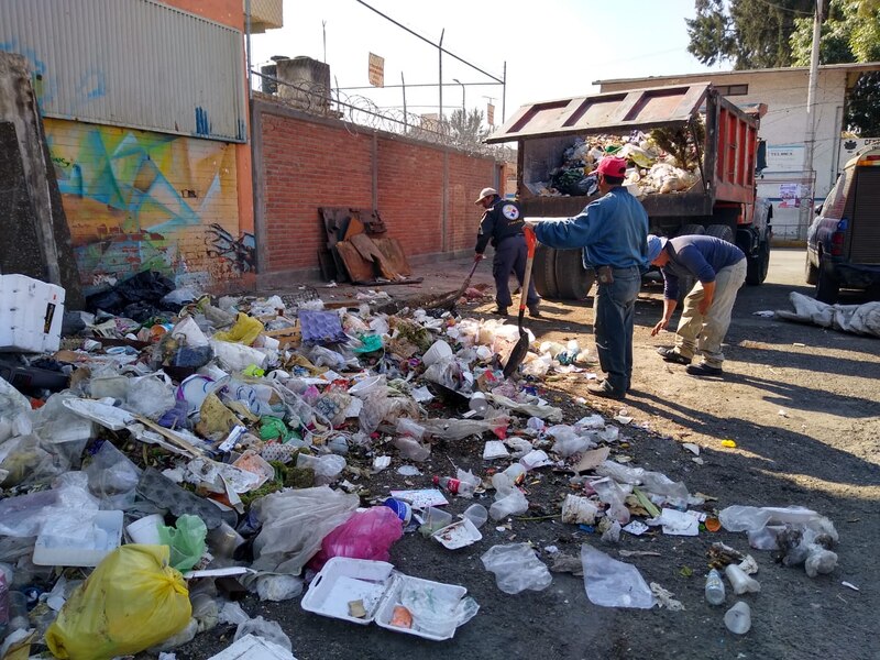 Trabajadores de limpia recogen basura de las calles de la ciudad