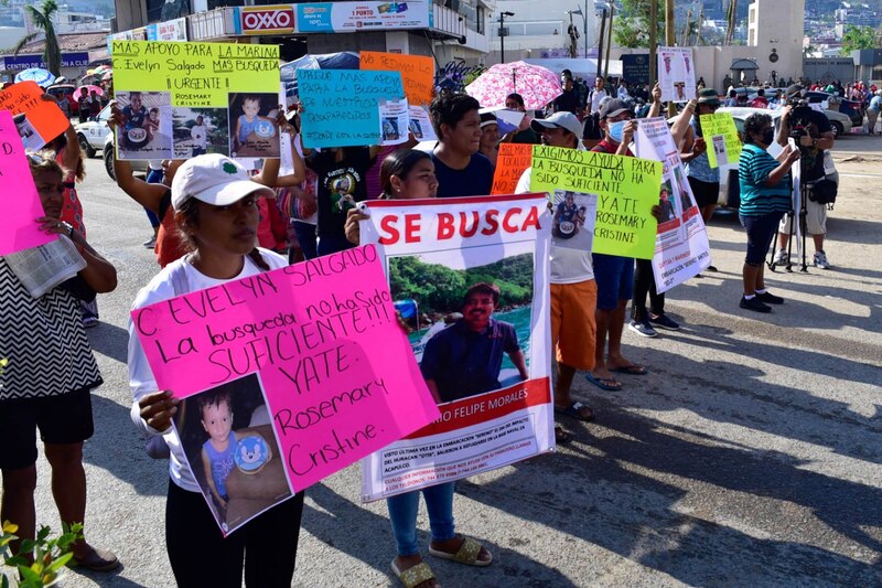 Multitudinaria marcha en Acapulco para exigir la aparición con vida de los 43 desaparecidos de Ayotzinapa
