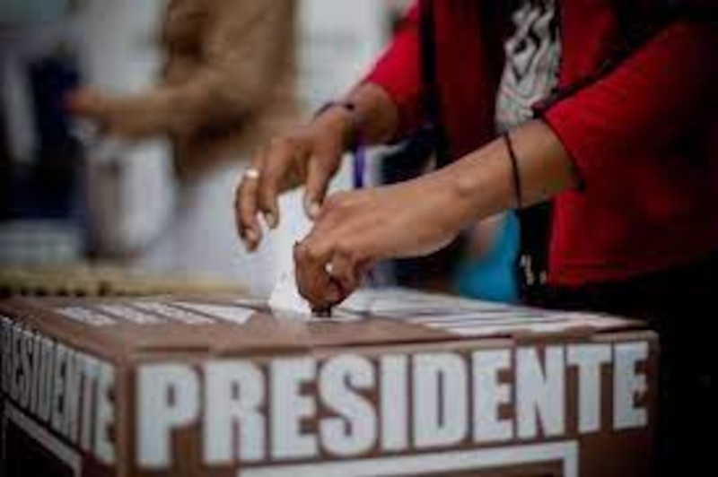 Mujer deposita su voto en las elecciones presidenciales