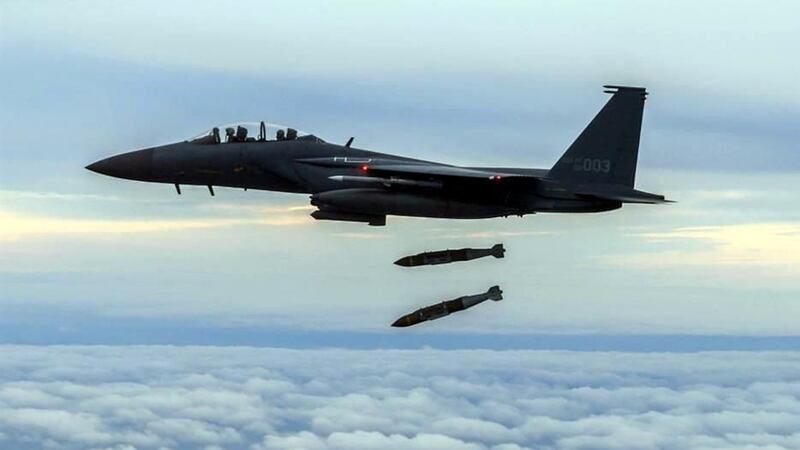 Un caza F-15E Strike Eagle de la Fuerza Aérea de los Estados Unidos lanza bombas guiadas por láser sobre un objetivo en Afganistán.