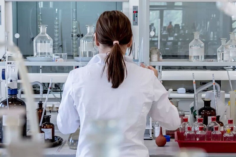 Científica trabajando en un laboratorio