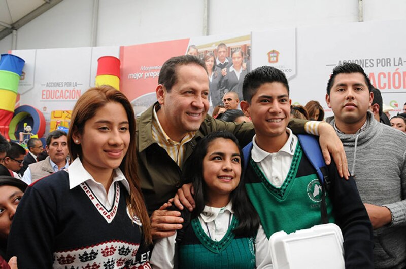 El Presidente Enrique Peña Nieto convive con estudiantes en un evento educativo