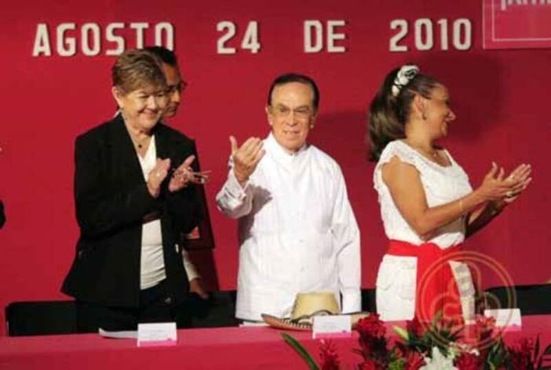 El presidente Felipe Calderón saluda a los asistentes a la ceremonia del Grito de Dolores