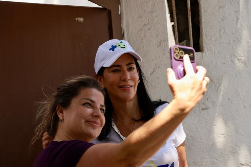 Candidata a la presidencia se toma una selfie con una seguidora