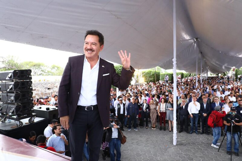 El candidato a gobernador saluda a sus simpatizantes