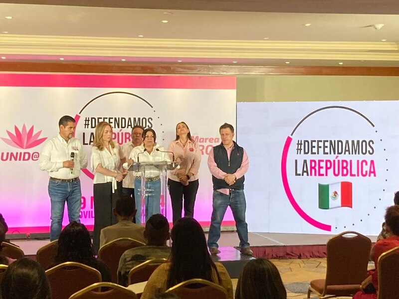 Candidatos de la coalición "Va por México" durante un evento de campaña.