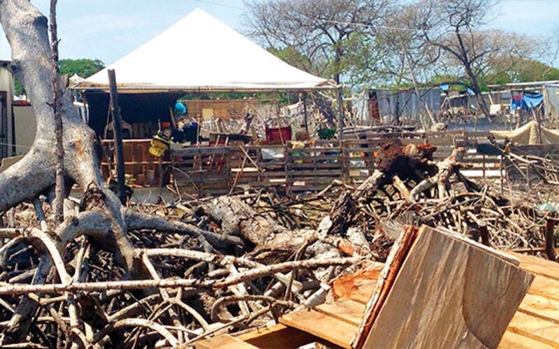 Un montón de escombros y basura en un terreno baldío