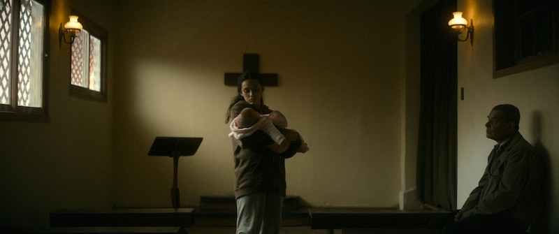 Madre sosteniendo a su bebé en una iglesia