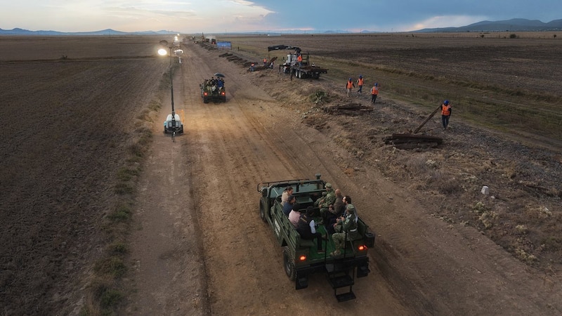 Vista aérea del trazo donde se construirá el tren México-Pachuca, un proyecto que mejorará la movilidad en la región.