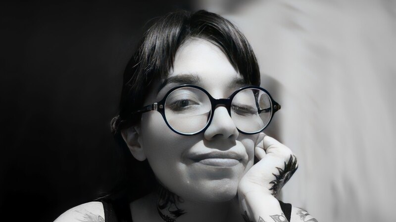 Retrato en blanco y negro de una mujer joven con gafas