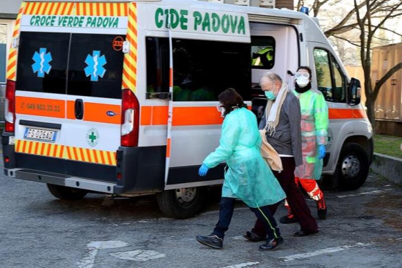 Paciente con COVID-19 es trasladado a una ambulancia