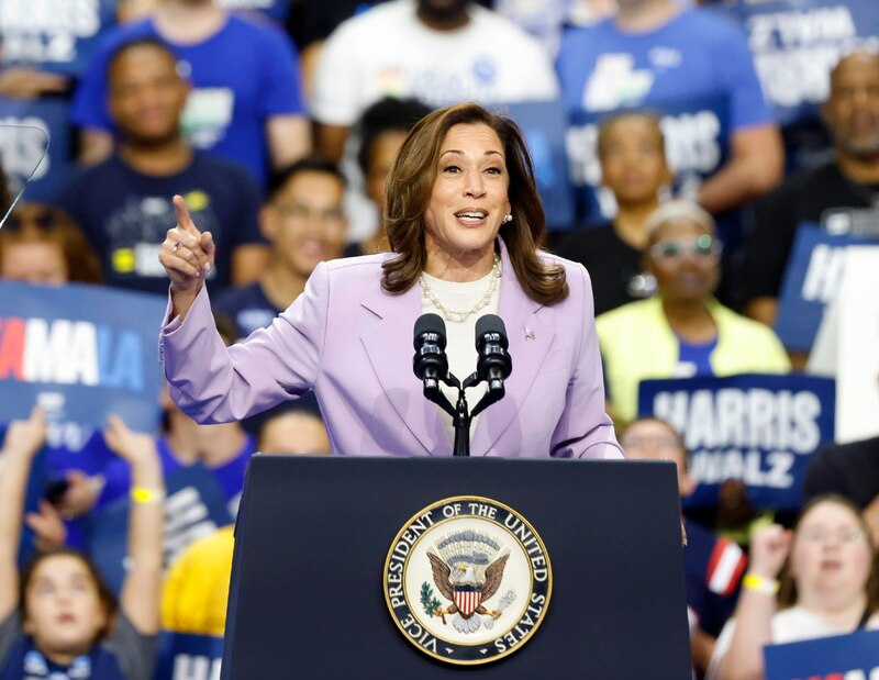 La vicepresidenta Kamala Harris pronuncia un discurso ante una multitud.