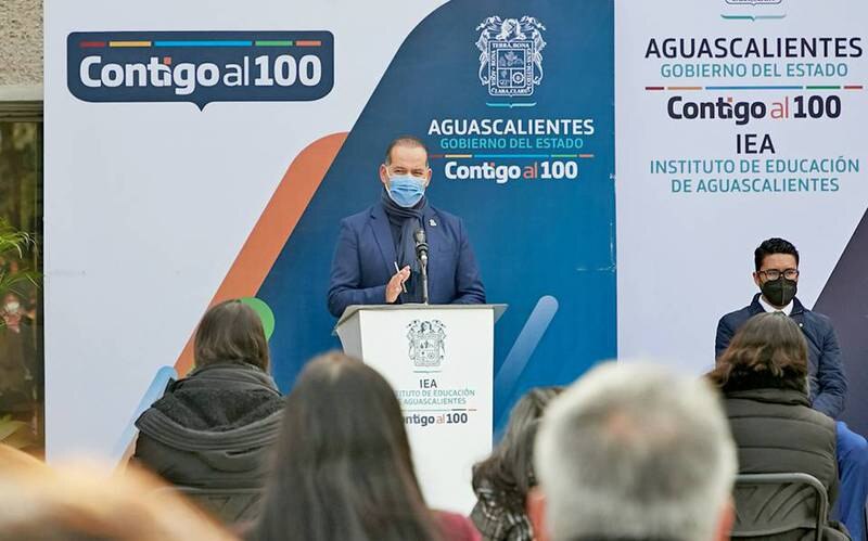 El gobernador de Aguascalientes, Martín Orozco Sandoval, encabezó la ceremonia de entrega de becas Contigo al 100