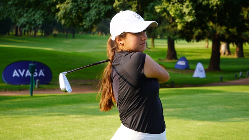 Golfista femenina en acción