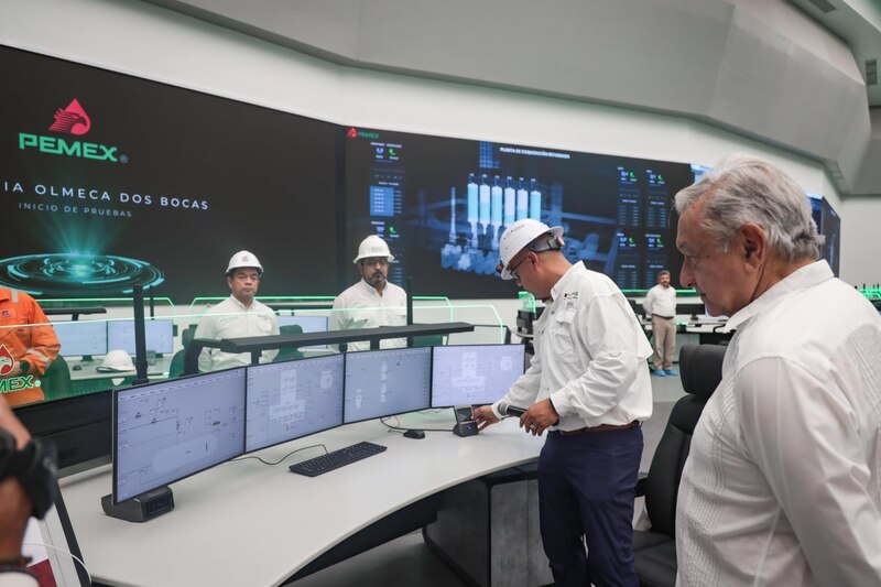 El presidente López Obrador supervisa el inicio de pruebas en la refinería de Dos Bocas