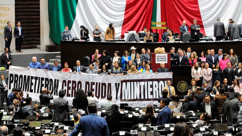 Diputados mexicanos protestan contra el " gasolinazo"