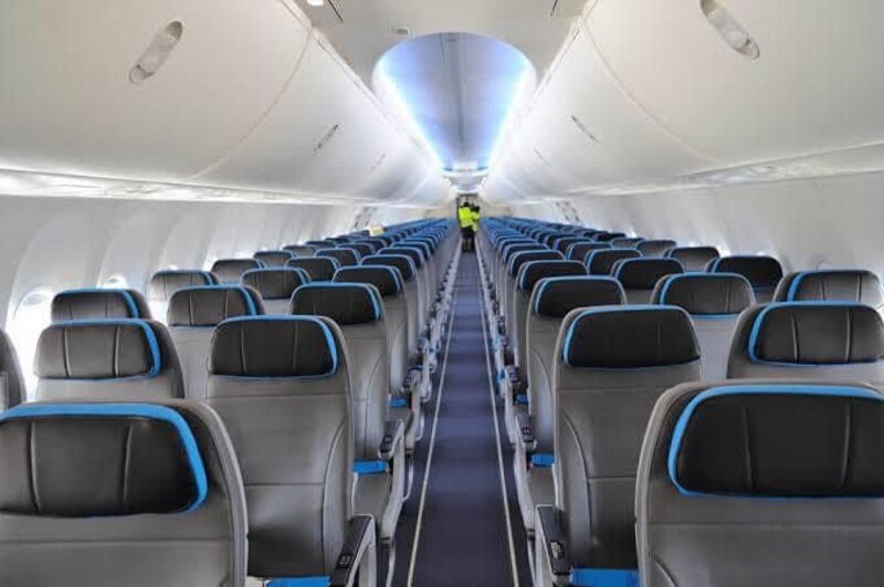 Asientos de avión vacíos