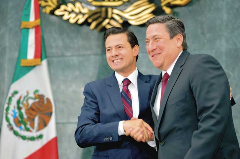El presidente electo Andrés Manuel López Obrador saluda al presidente Enrique Peña Nieto