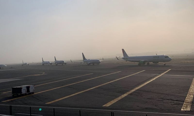 Un banco de niebla paró actividades en el Aeropuerto Internacional de la Ciudad de México (AICM) durante el amanecer del día de hoy.