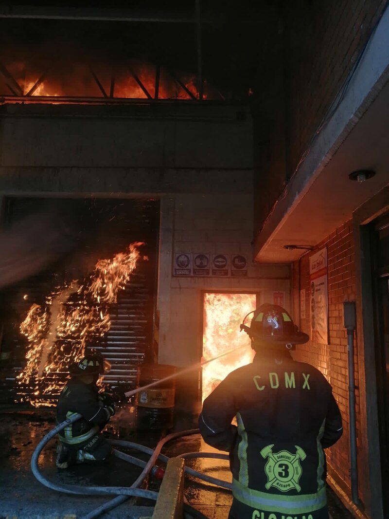 Bomberos combaten incendio en un edificio