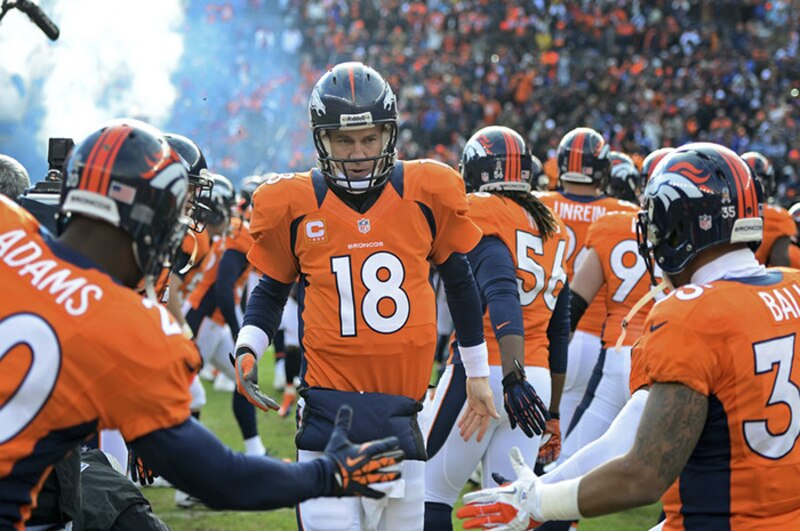 Peyton Manning, mariscal de campo de los Broncos de Denver, saluda a sus compañeros tras anotar un touchdown.