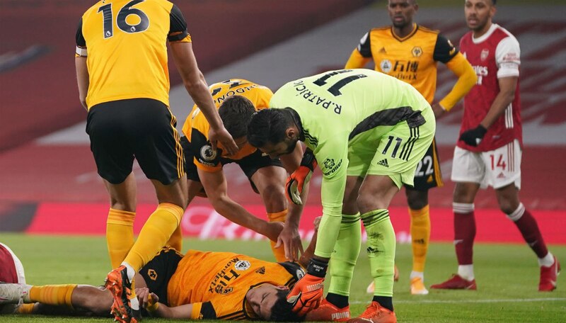 Raúl Jiménez sufre una lesión en la cabeza tras un choque con David Luiz