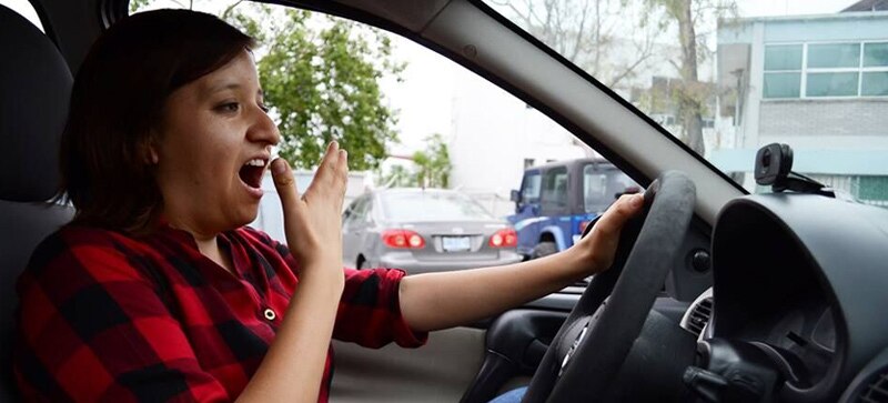 Mujer sorprendida al volante