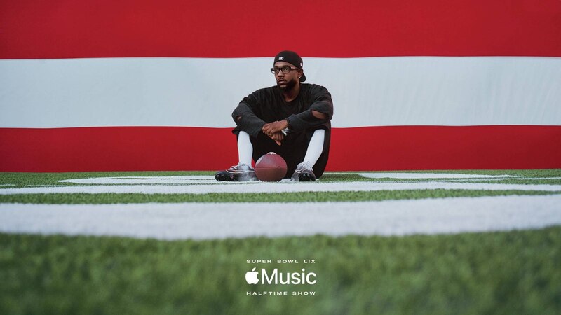 El rapero Kendrick Lamar sentado en el estadio donde se llevará a cabo el Super Bowl 2925