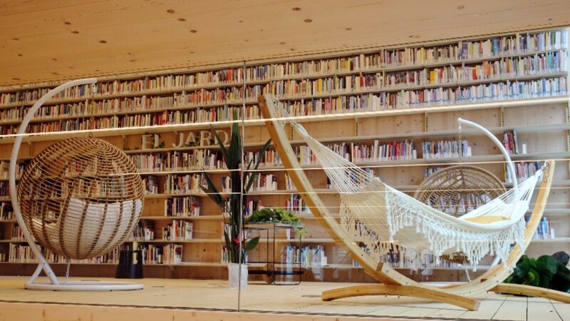 Biblioteca con sillón colgante y hamaca