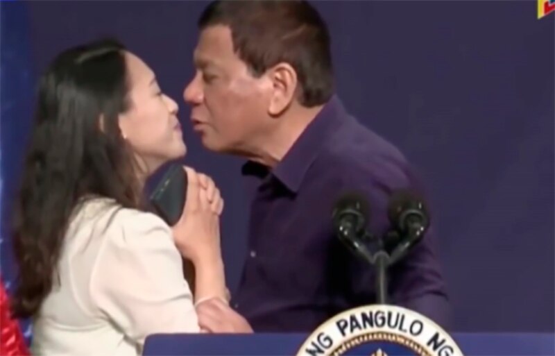 El presidente Duterte besa a una mujer en los labios