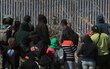 Migrantes insisten en cruzar a EU por el río Bravo pese a las crecientes deportaciones
