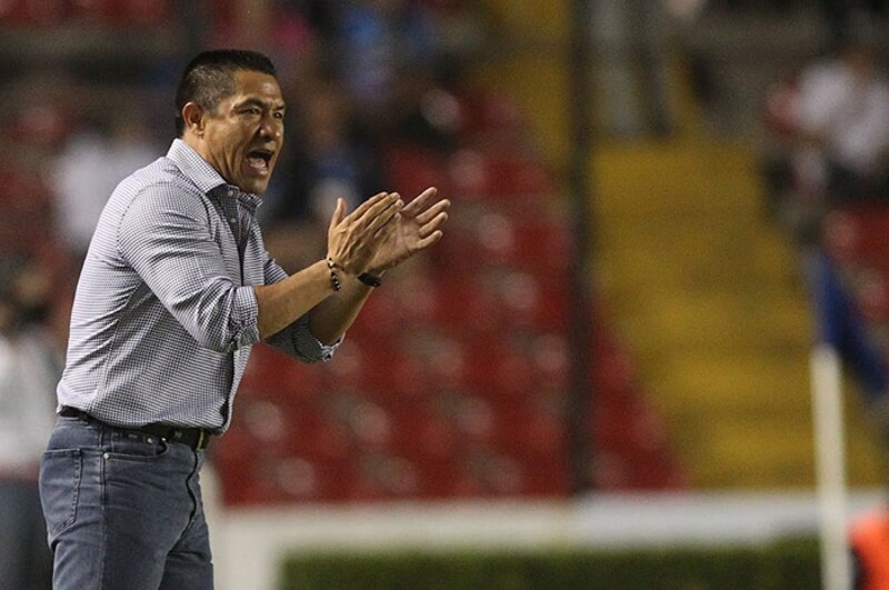El entrenador de fútbol da instrucciones a sus jugadores