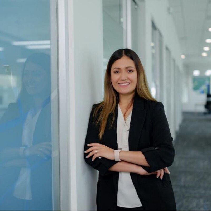 Mujer profesional en actitud de liderazgo
