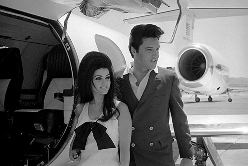 Elvis Presley y Priscilla Presley en el aeropuerto